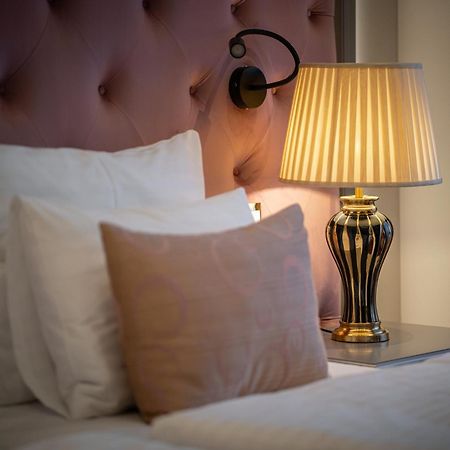 Golden Key Boutique Hotel การ์โลวีวารี ภายนอก รูปภาพ