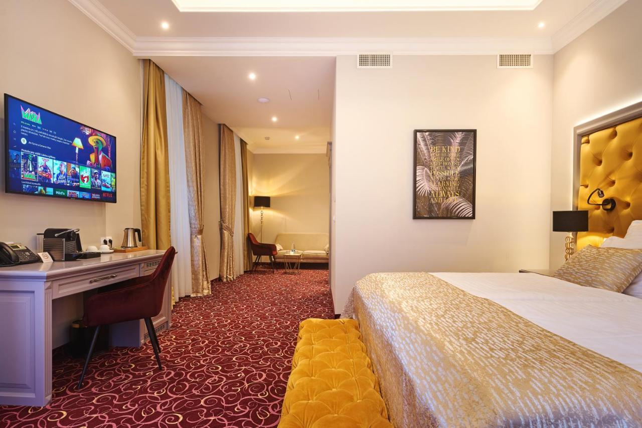 Golden Key Boutique Hotel การ์โลวีวารี ภายนอก รูปภาพ