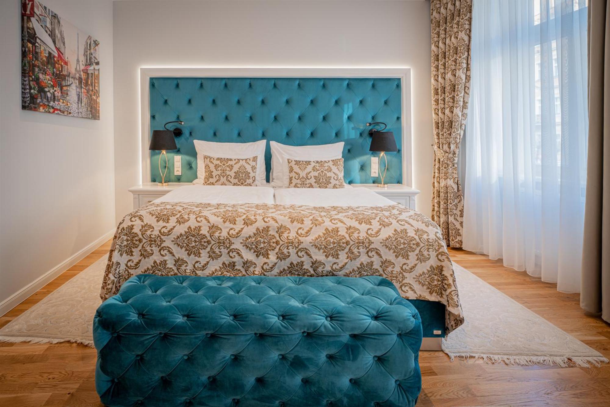 Golden Key Boutique Hotel การ์โลวีวารี ภายนอก รูปภาพ