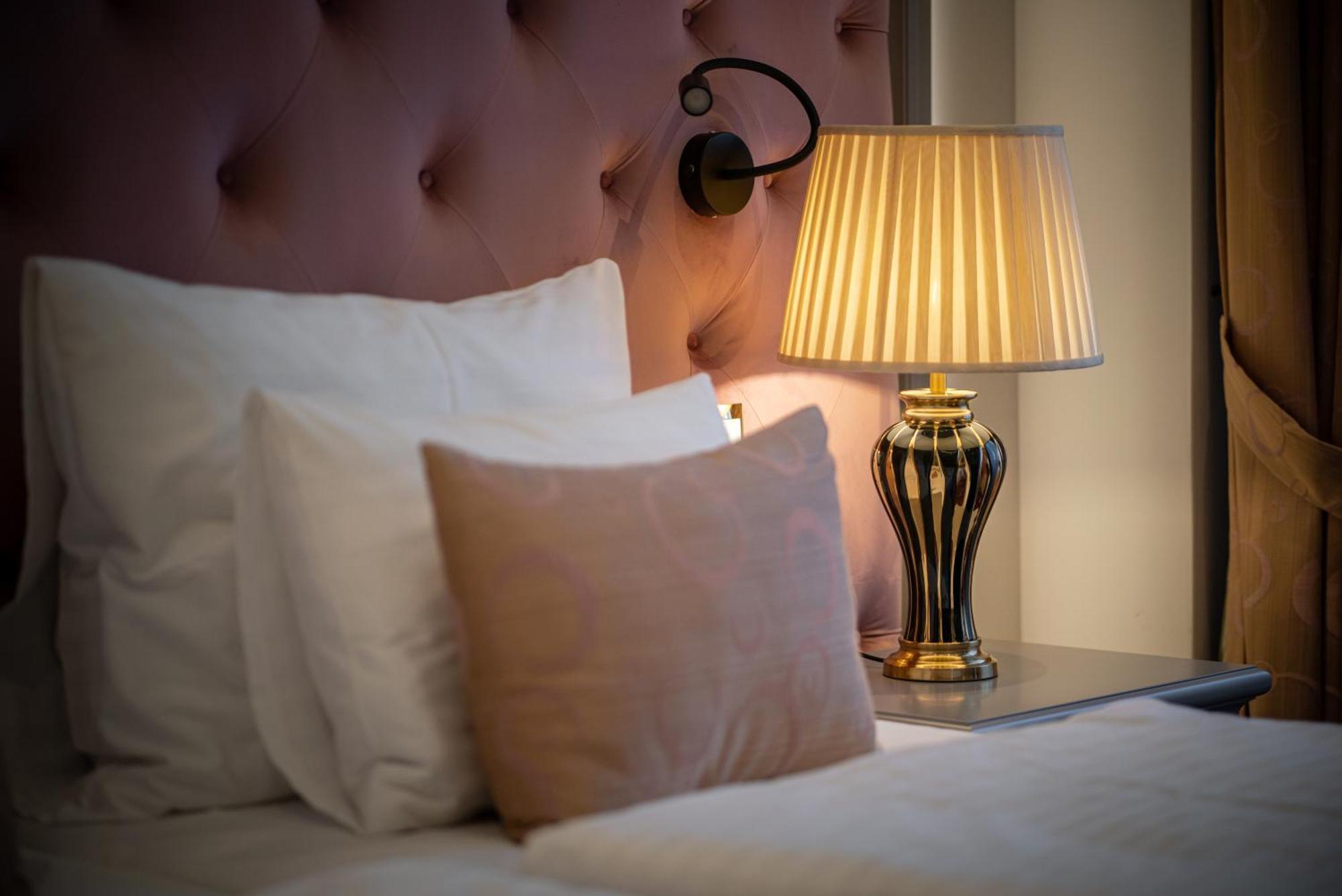 Golden Key Boutique Hotel การ์โลวีวารี ภายนอก รูปภาพ