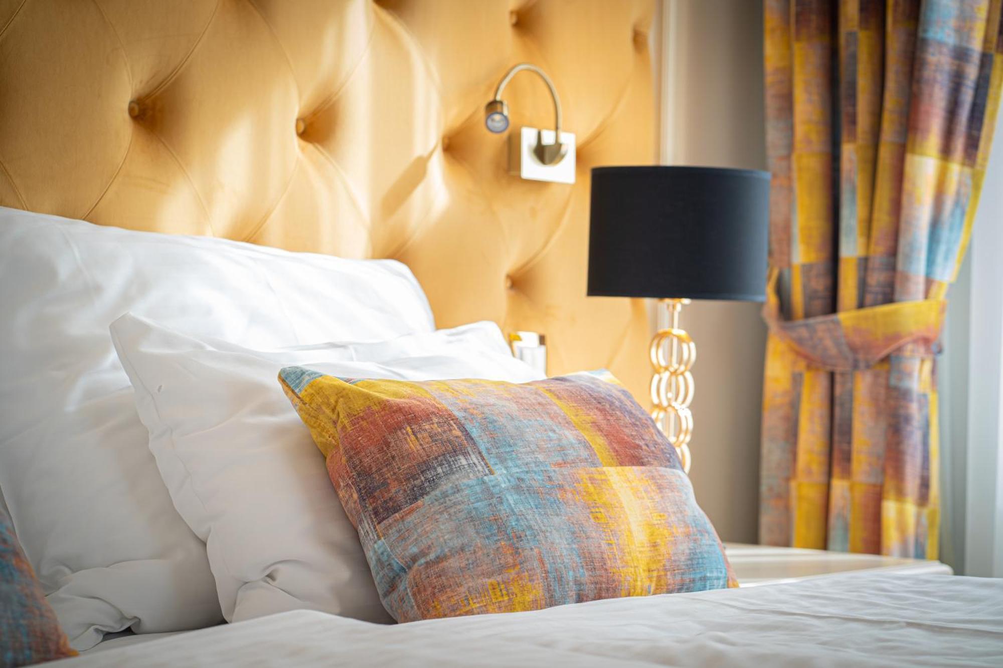 Golden Key Boutique Hotel การ์โลวีวารี ภายนอก รูปภาพ