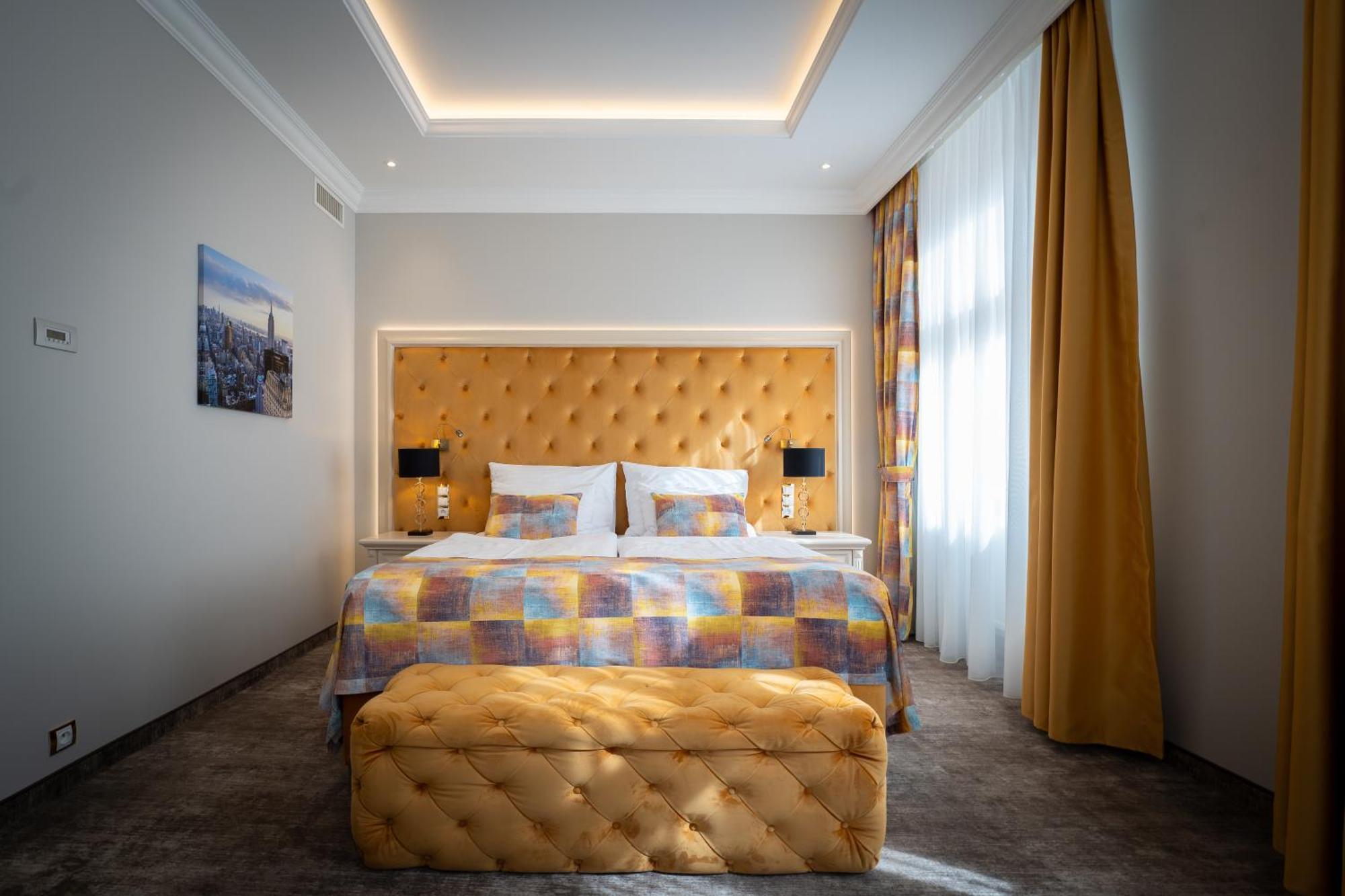 Golden Key Boutique Hotel การ์โลวีวารี ภายนอก รูปภาพ
