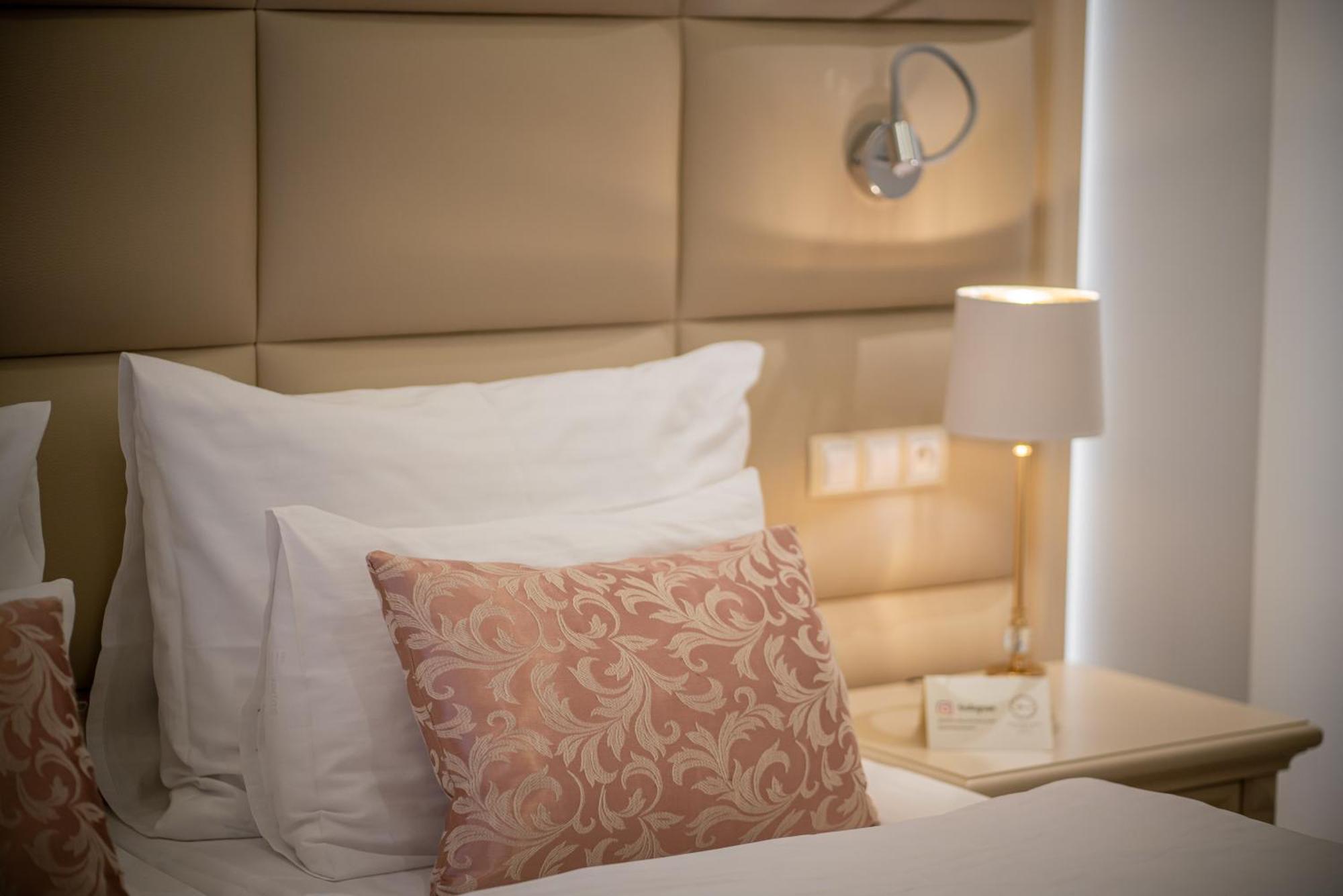 Golden Key Boutique Hotel การ์โลวีวารี ภายนอก รูปภาพ