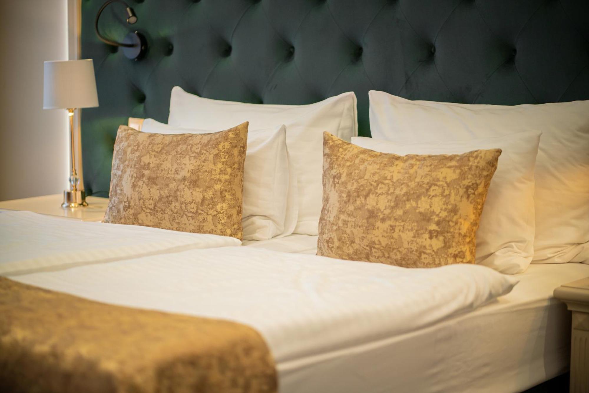 Golden Key Boutique Hotel การ์โลวีวารี ภายนอก รูปภาพ