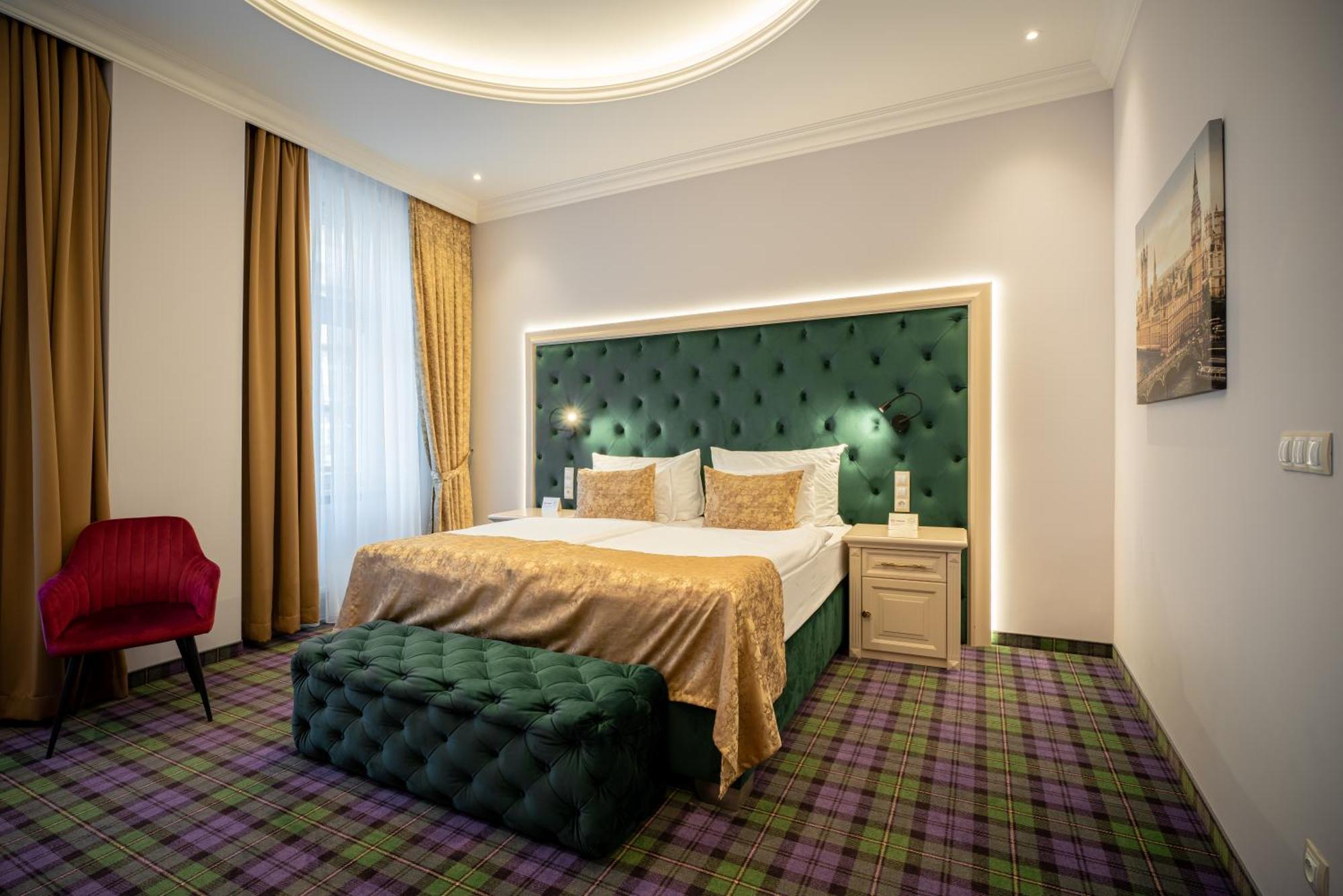 Golden Key Boutique Hotel การ์โลวีวารี ภายนอก รูปภาพ