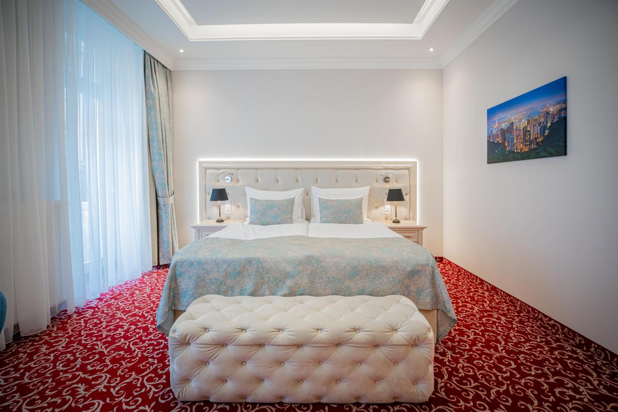 Golden Key Boutique Hotel การ์โลวีวารี ภายนอก รูปภาพ