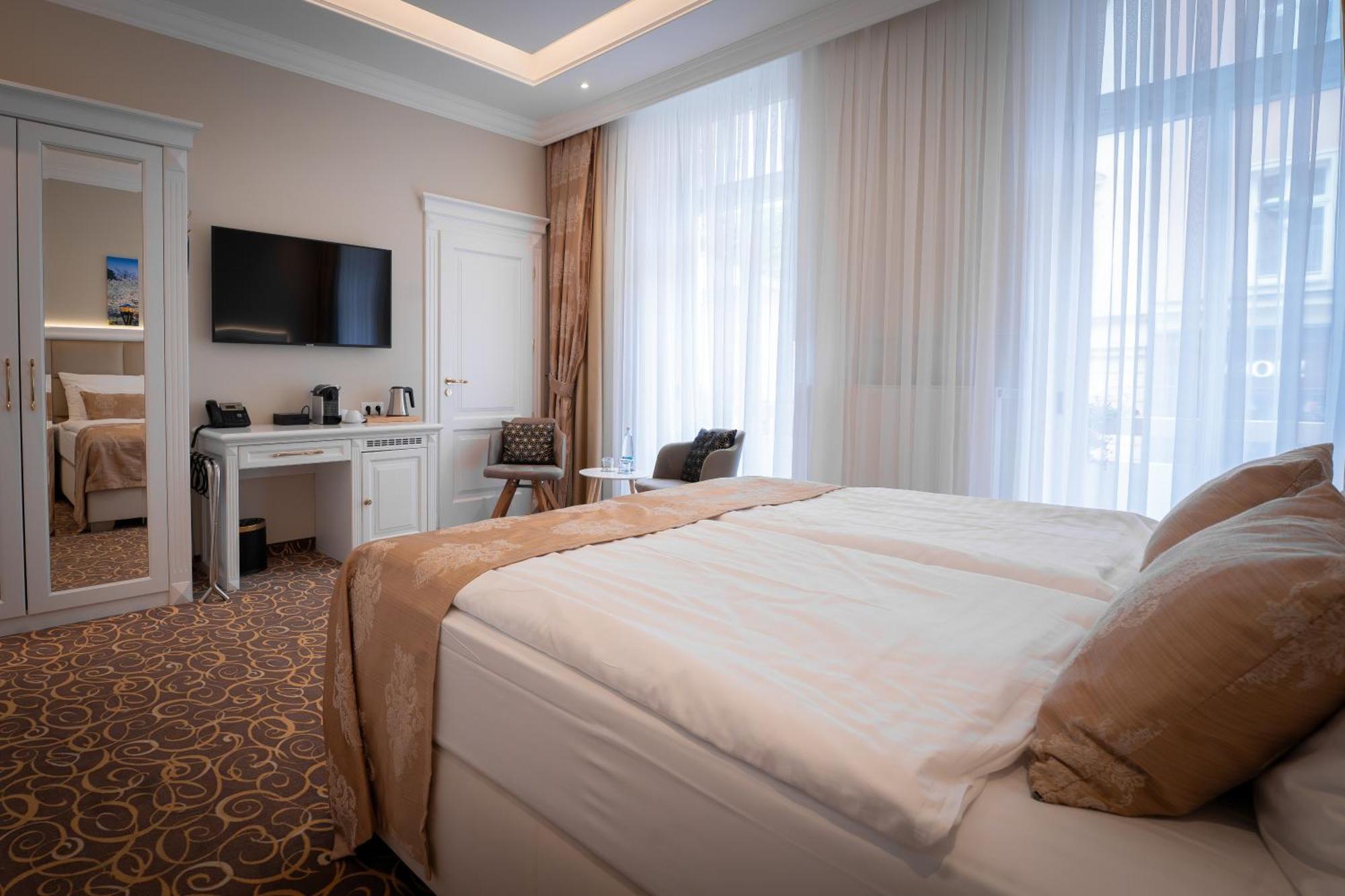Golden Key Boutique Hotel การ์โลวีวารี ภายนอก รูปภาพ