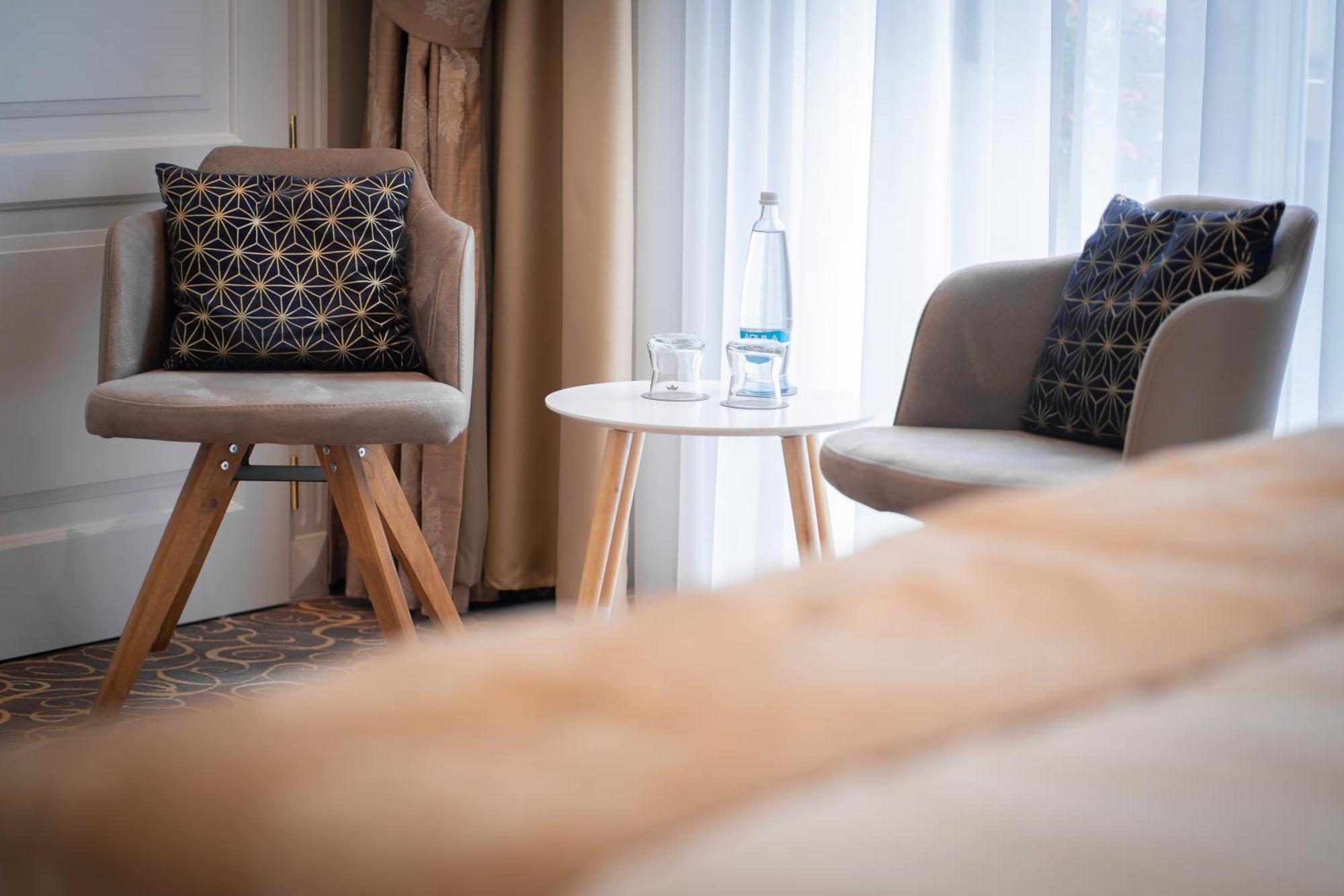 Golden Key Boutique Hotel การ์โลวีวารี ภายนอก รูปภาพ